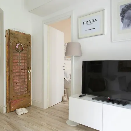 Stylish 2 Bedroom Flat - Garden