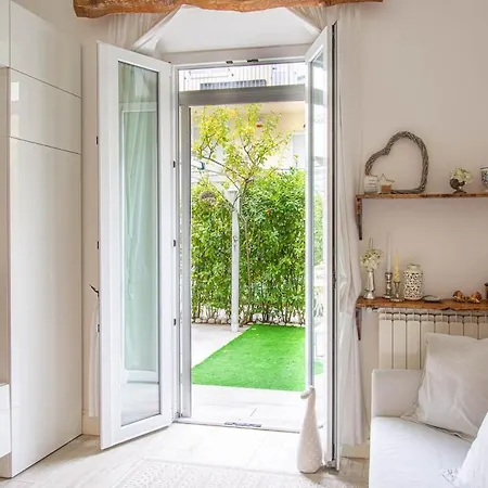 Stylish 2 Bedroom Flat - Garden *