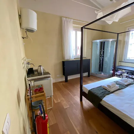 Stop&sleep Monolocali Essenziali A 5 Min Dagli Uffizi Apartment Florenz