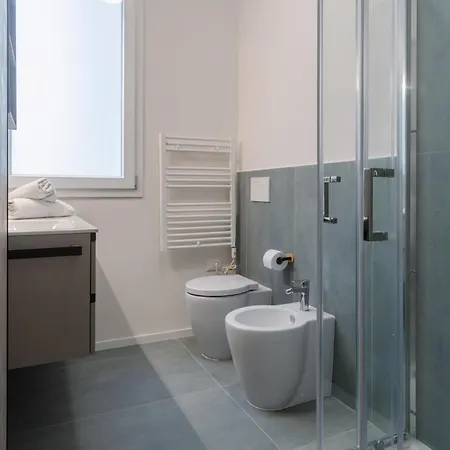 Bright & Modern 4 Bedrooms In Center Apartment *