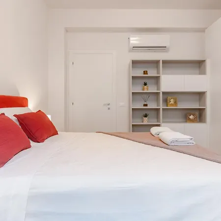 Bright & Modern 4 Bedrooms In Center Apartment *