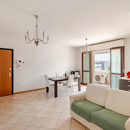 Spacious & Bright & Parking & Comfortable, In With Private Parking Garage - 2 Bedrooms & 2 Bathrooms - Just Few Minutes Walking From Historic Center * Florenz