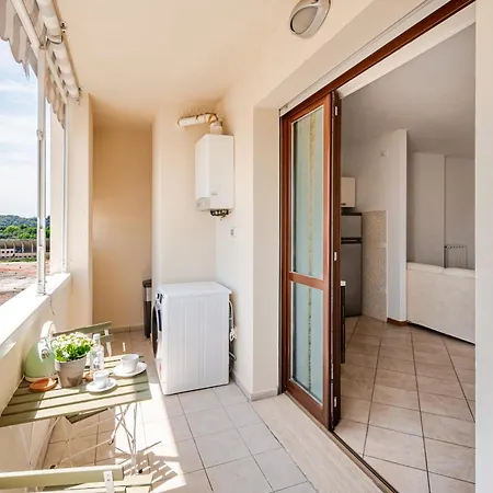 Spacious & Bright & Parking & Comfortable, In With Private Parking Garage - 2 Bedrooms & 2 Bathrooms - Just Few Minutes Walking From Historic Center Apartment