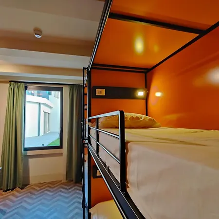 Yellowsquare Hostel *