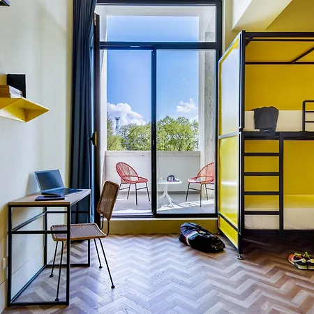 Yellowsquare Hostel *