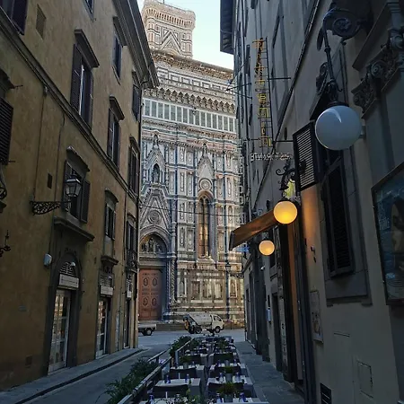 Apartment Eleganza E Convivialita In Centro, Vista Duomo Per Gruppi E Famiglie