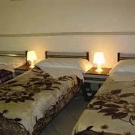 Veronique Hostel Floransa