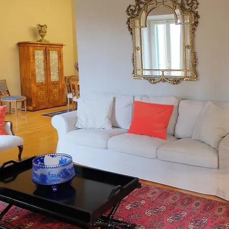 Schubert Flat Apartment *
