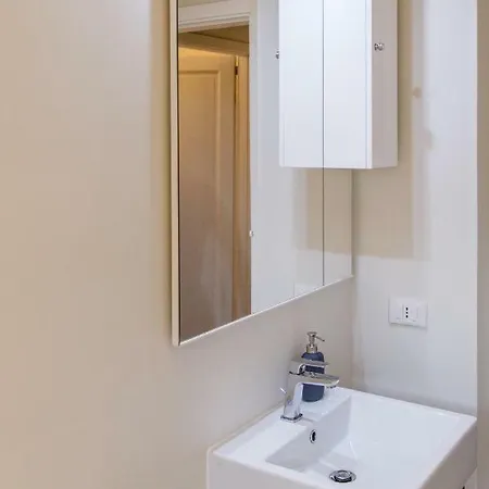 Ee Luxury