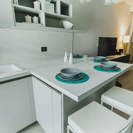 Ee Luxury