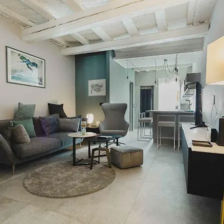 Ee Luxury