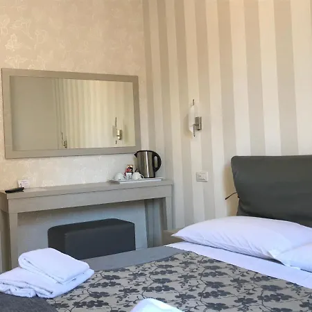Guest house Adelaide House 2*