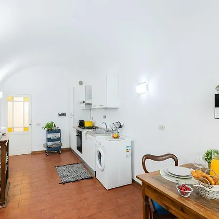 Apartment Historic Center! Charming Traditional Florentine Building - Ac,wifi - By Likehomeflorence *
