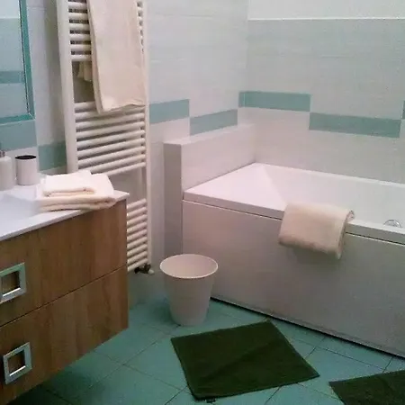 Charming Family With Private Garage Florencia