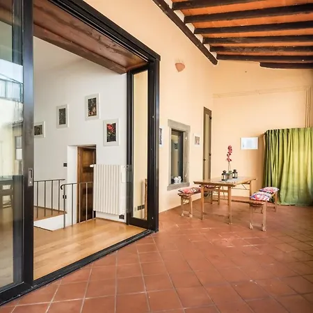 Refined Flat With Private Loggia In San Frediano Florence