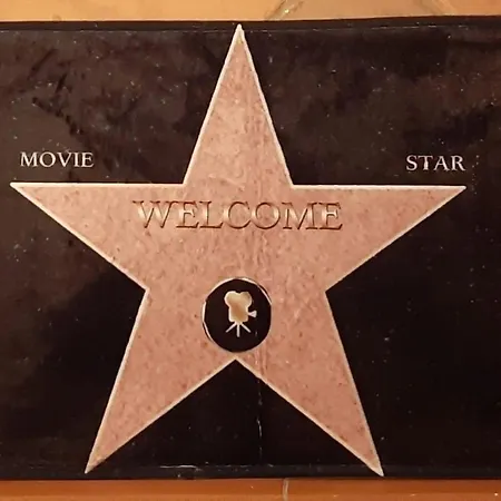 Apartment Movie Star With Garden