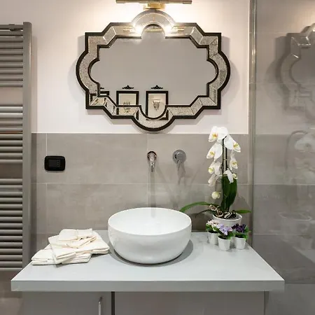 - Piazza San Lorenzo Apartment