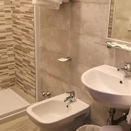 Auto Park Con Ristorante Interno E Grande Parcheggio Gratuito Hotel 3*