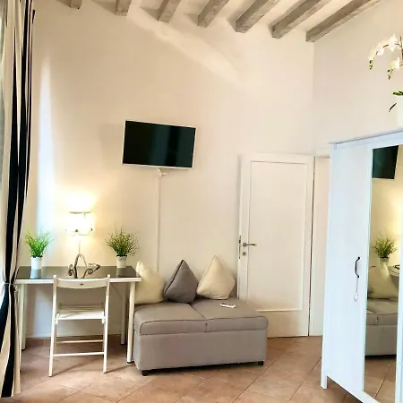 Santa Croce Garden Apartment