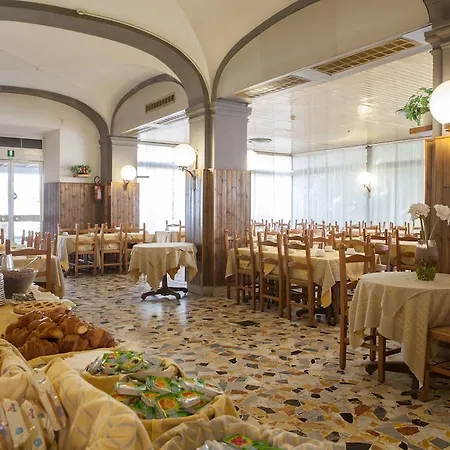 Auto Park Con Ristorante Interno E Grande Parcheggio Gratuito