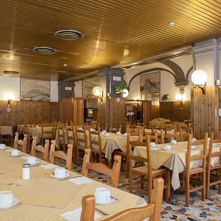 Auto Park Con Ristorante Interno E Grande Parcheggio Gratuito Hotel