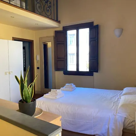 Cozy Classic Italian House Near Santa Croce, On The Lungarno Florencja