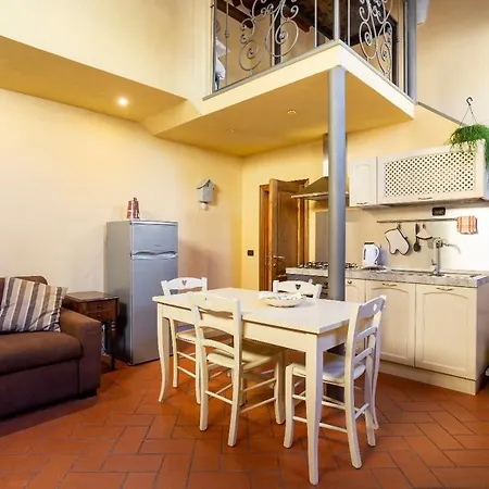 Cozy Classic Italian House Near Santa Croce, On The Lungarno *