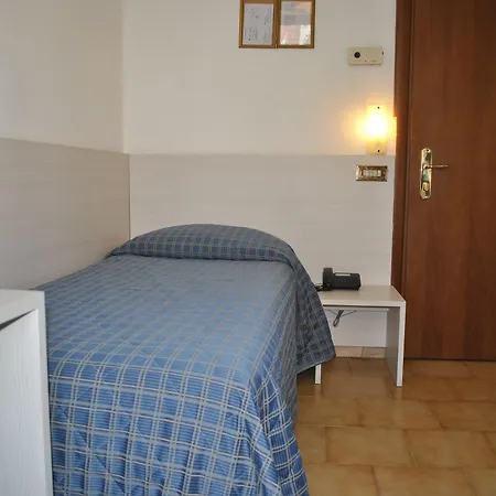 Auto Park Con Ristorante Interno E Grande Parcheggio Gratuito Hotel 3*
