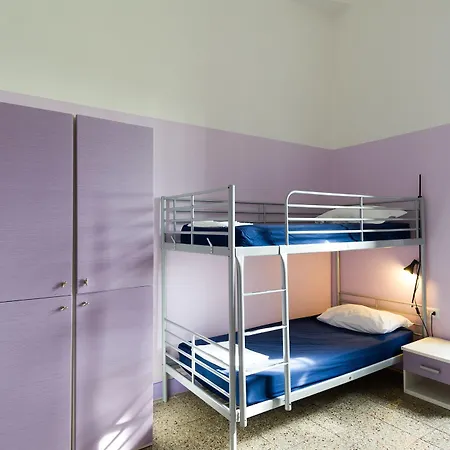 Hostel 7 Santi