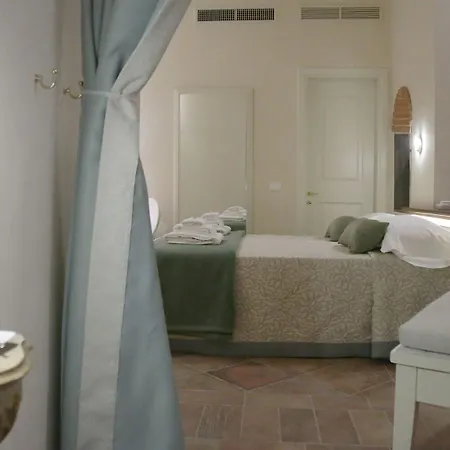 Renaissance Hotel 3*