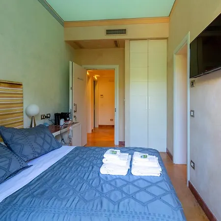 Aurora Garden - & Guest house *