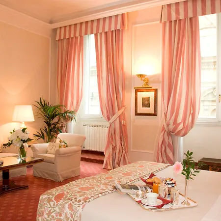 Hotel De La 4*