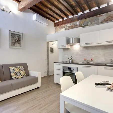 60m² 1 Slaapkamer, 2 Privé Badkamer In Historical Center *