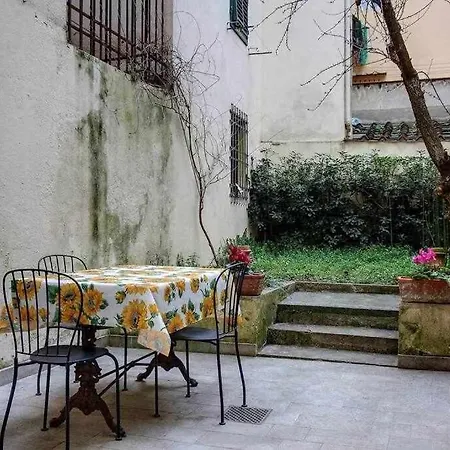 Apartment Il Tulipano With Patio Florence