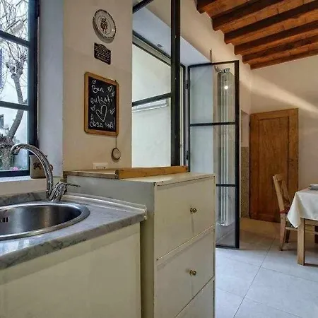 Apartment Il Tulipano With Patio Florence