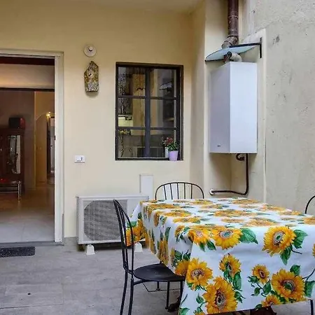 Apartment Il Tulipano With Patio