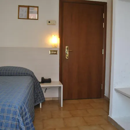 Auto Park Con Ristorante Interno E Grande Parcheggio Gratuito 3*