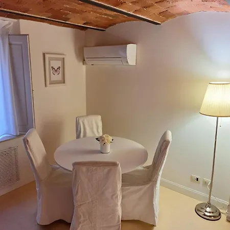 Cozy & Charming Florentine Hideaway By Oteego *
