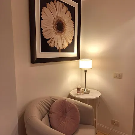 Cozy & Charming Florentine Hideaway By Oteego *