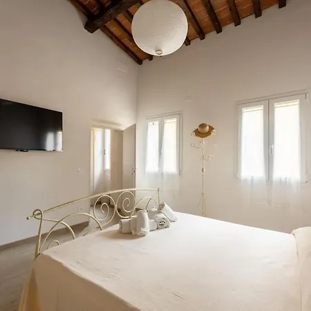 Keys Of Italy - Maytreya - Albero 2 - Train Station Two Bedroom Flat 2nd Floor *