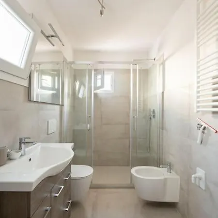 Keys Of Italy - Maytreya - Albero 2 - Train Station Two Bedroom Flat 2nd Floor Apartment *