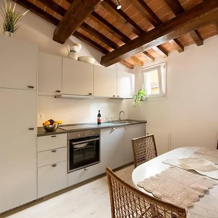 Apartment Keys Of Italy - Maytreya - Albero 2 - Train Station Two Bedroom Flat 2nd Floor