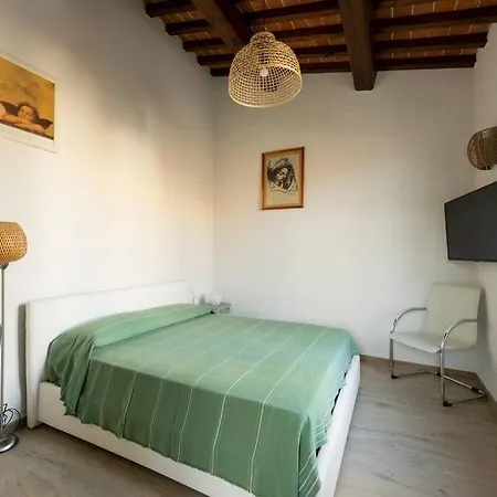 Apartment Keys Of Italy - Maytreya - Albero 2 - Train Station Two Bedroom Flat 2nd Floor *
