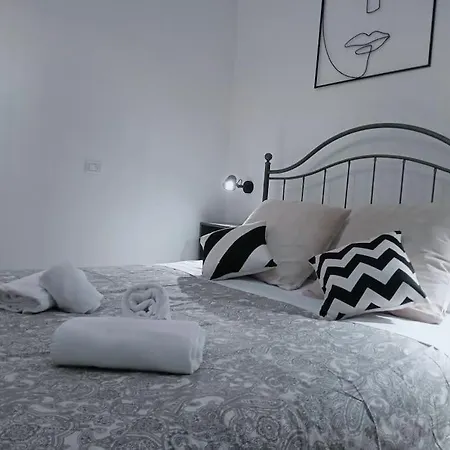 Nazionale B - Two Bedrooms Nearby Central Station