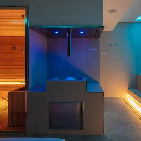 Iq Hotel 4*