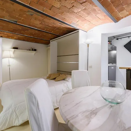 Cozy & Charming Florentine Hideaway By Oteego *