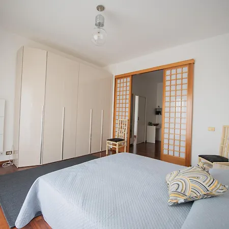 Artisti, Cozy Flat In