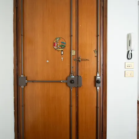 Artisti, Cozy Flat In *