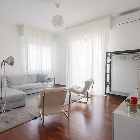 Artisti, Cozy Flat In *