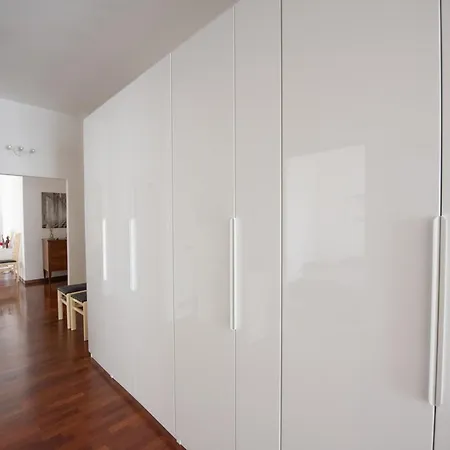 Artisti, Cozy Flat In *